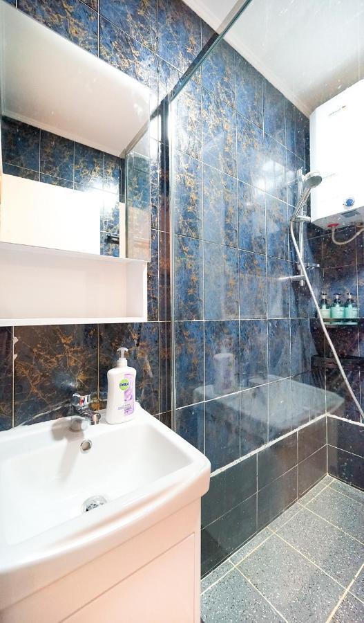 Shared Room At Lockhart Road 414 Hong Kong Bagian luar foto